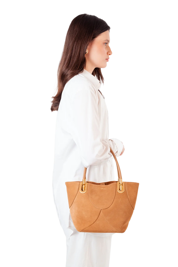 Bolsa de mão em camurça na cor burgundy com fechamento seguro e alça ajustável confortável, design sofisticado e funcional ideal para o dia a dia.