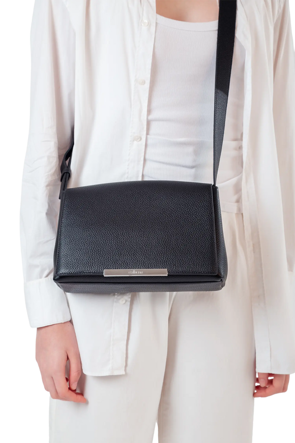 Bolsa tiracolo em couro legítimo na cor preta com fechamento seguro e alça ajustável confortável, design sofisticado e funcional ideal para o dia a dia.