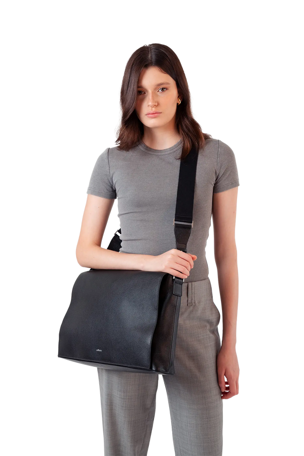 Bolsa tiracolo em couro legítimo na cor preta com fechamento seguro e alça ajustável confortável, design sofisticado e funcional ideal para o dia a dia.