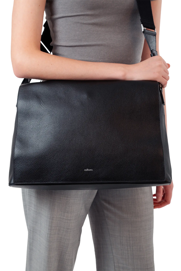 Bolsa tiracolo em couro legítimo na cor preta com fechamento seguro e alça ajustável confortável, design sofisticado e funcional ideal para o dia a dia.