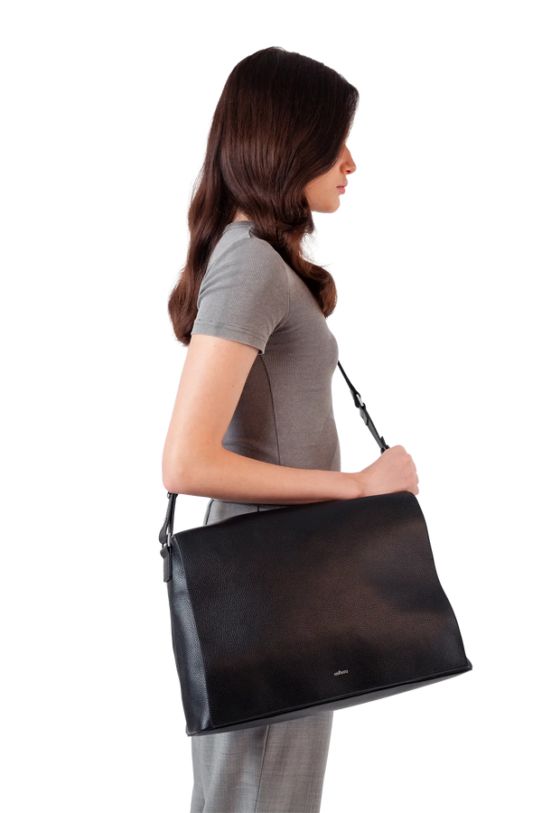 Bolsa tiracolo em couro legítimo na cor preta com fechamento seguro e alça ajustável confortável, design sofisticado e funcional ideal para o dia a dia.