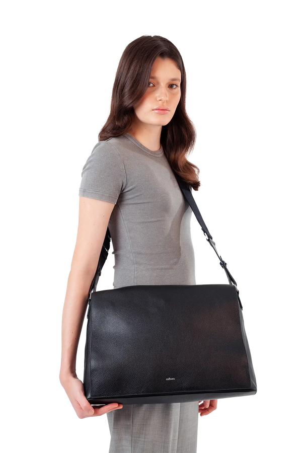 Bolsa tiracolo em couro legítimo na cor preta com fechamento seguro e alça ajustável confortável, design sofisticado e funcional ideal para o dia a dia.