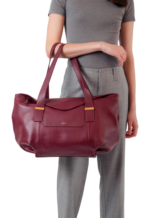 Bolsa de mão em couro legítimo na cor preta com fechamento por zíper e alça de ombro confortável, design sofisticado e funcional ideal para o dia a dia.
