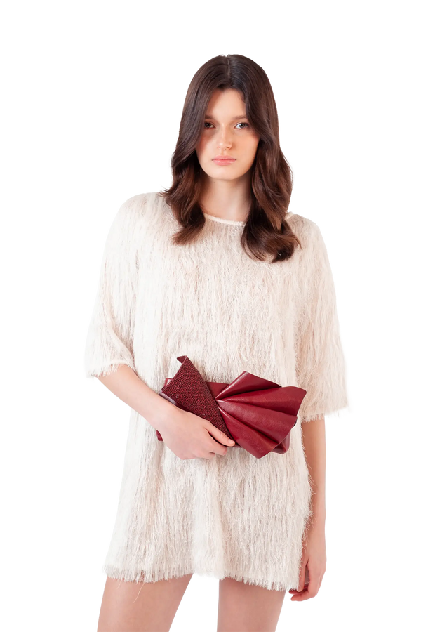 Bolsa em couro legítimo na cor burgundy com fechamento por zíper e alça de ombro confortável, design sofisticado e funcional ideal para o dia a dia.