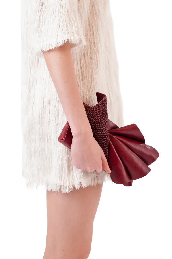 Bolsa em couro legítimo na cor burgundy com fechamento por zíper e alça de ombro confortável, design sofisticado e funcional ideal para o dia a dia.