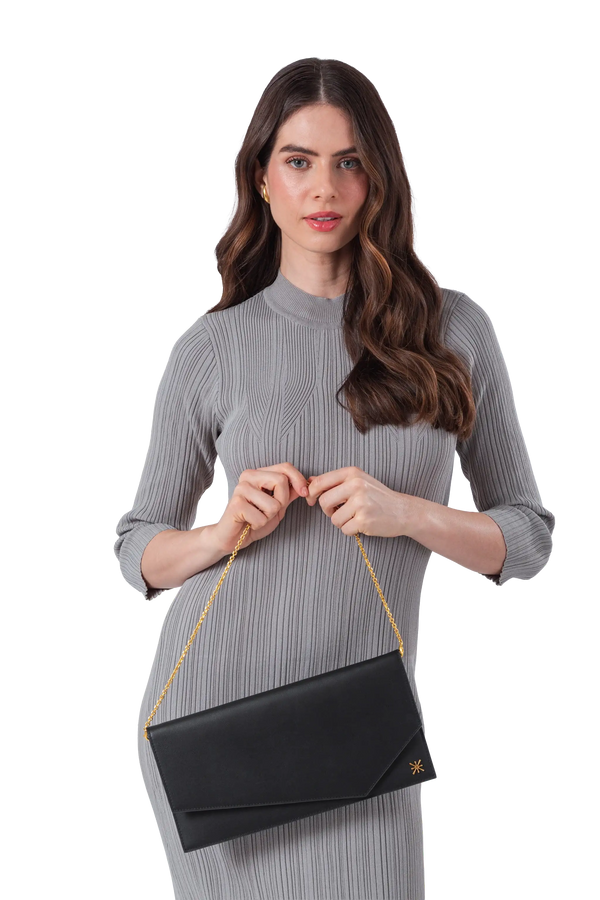 Bolsa em couro legítimo na cor preta com fechamento seguro e alça ajustável confortável, design sofisticado e funcional ideal para o dia a dia.