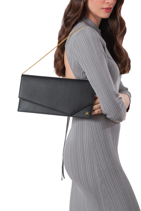 Bolsa em couro legítimo na cor preta com fechamento seguro e alça ajustável confortável, design sofisticado e funcional ideal para o dia a dia.
