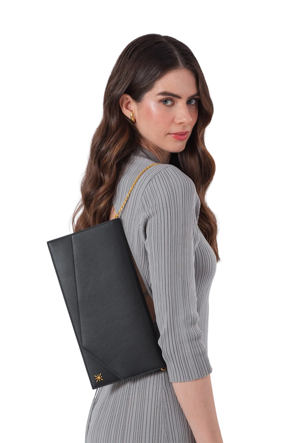 Bolsa em couro legítimo na cor preta com fechamento seguro e alça ajustável confortável, design sofisticado e funcional ideal para o dia a dia.
