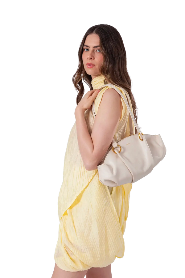 Bolsa baguette em couro legítimo na cor areia com fechamento por zíper e alça de ombro confortável, design sofisticado e funcional ideal para o dia a dia.