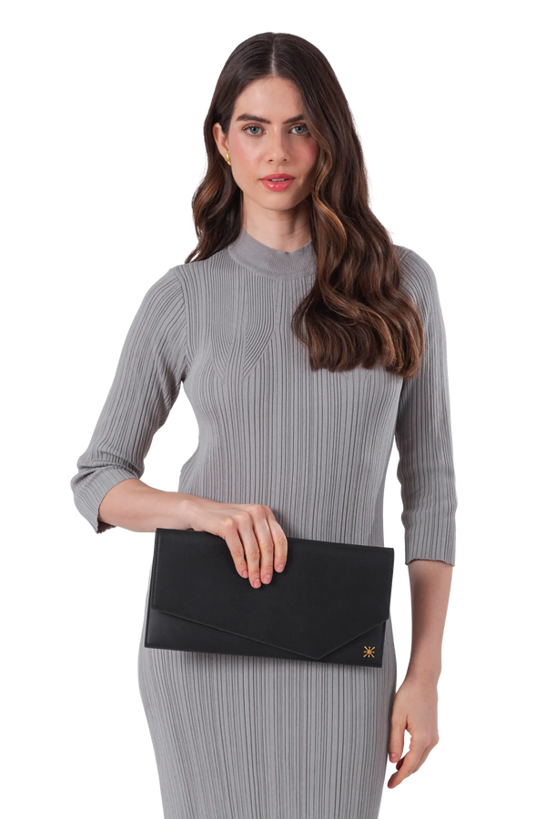 Bolsa em couro legítimo na cor preta com fechamento seguro e alça ajustável confortável, design sofisticado e funcional ideal para o dia a dia.