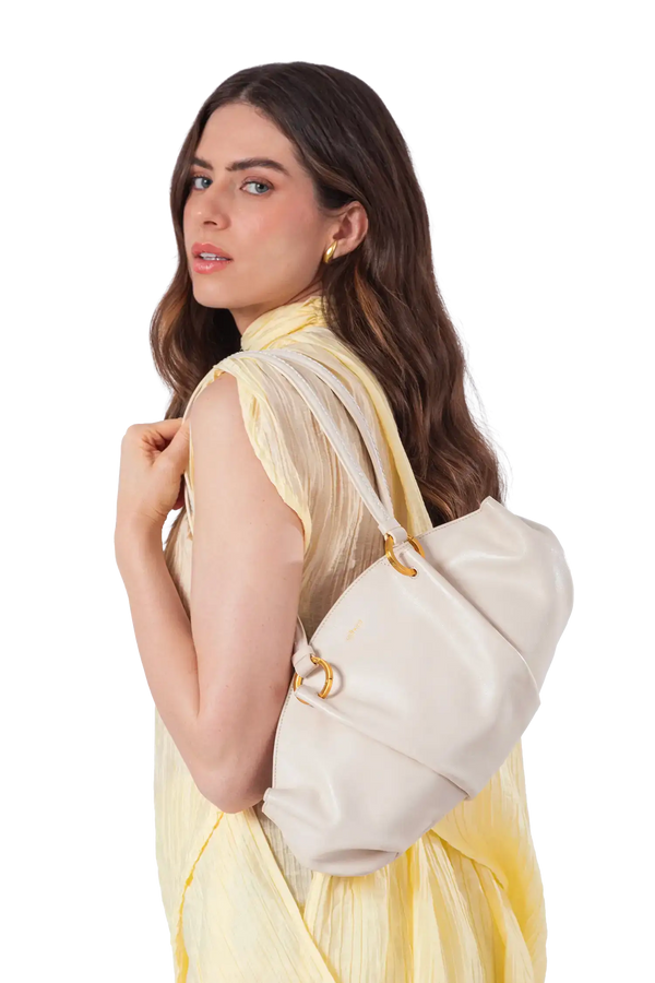 Bolsa baguette em couro legítimo na cor areia com fechamento por zíper e alça de ombro confortável, design sofisticado e funcional ideal para o dia a dia.