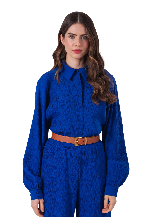 Cinto de couro na cor marrom com fivela dourada em formato geométrico e estrutura interna acolchoada com enchimento, visual clean e sofisticado que valoriza a silhueta, perfeito tanto para alfaiataria quanto para looks casuais.