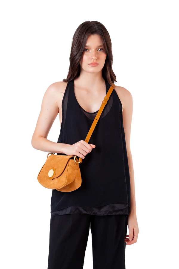Bolsa tiracolo em camurça na cor com tom elegante com fechamento seguro e alça ajustável confortável, design sofisticado e funcional ideal para o dia a dia.