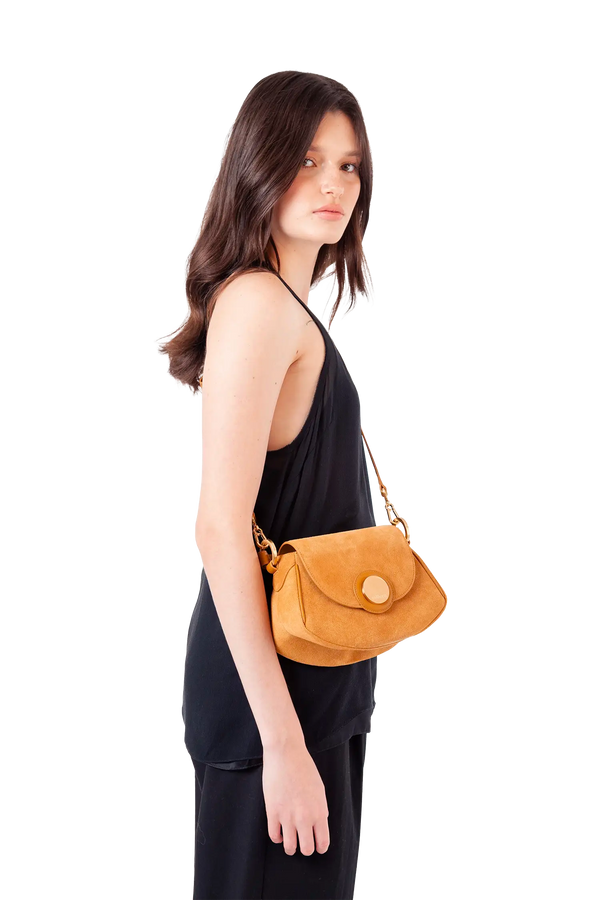 Bolsa tiracolo em camurça na cor com tom elegante com fechamento seguro e alça ajustável confortável, design sofisticado e funcional ideal para o dia a dia.