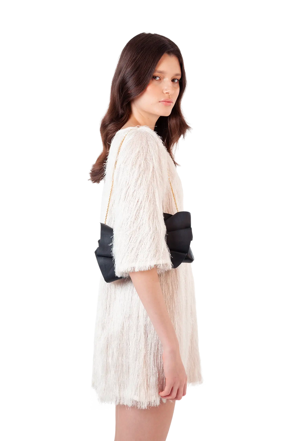 Bolsa em couro legítimo na cor preta com fechamento por zíper e alça de ombro confortável, design sofisticado e funcional ideal para o dia a dia.