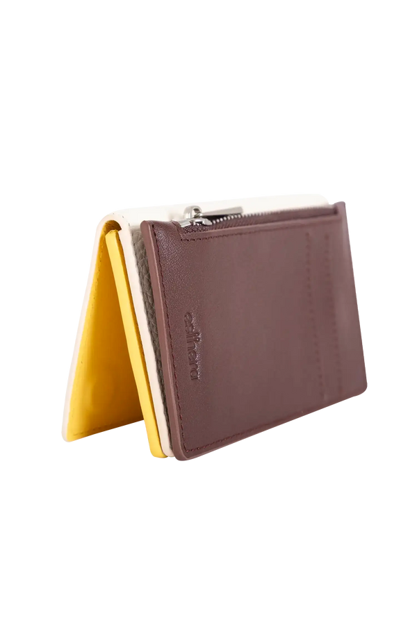 Carteira modular em couro legítimo nas cores areia e amarelo com bolso removível prático e compartimentos internos para cartões, sinônimo de praticidade e elegância refinada para acompanhar sua rotina profissional e pessoal com estilo.