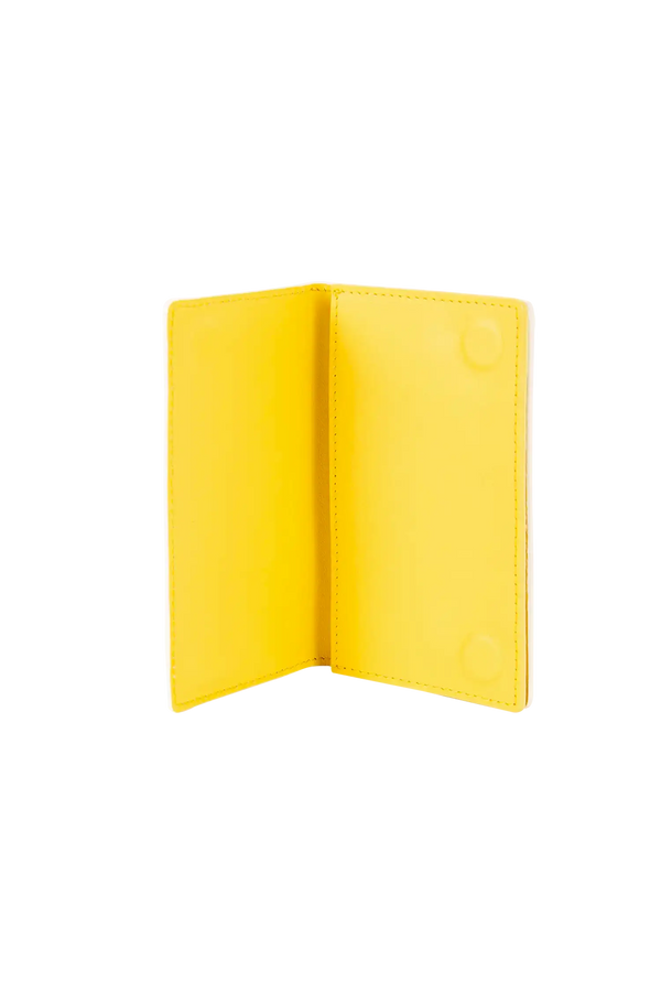 Carteira modular em couro legítimo nas cores areia e amarelo com bolso removível prático e compartimentos internos para cartões, design compacto e funcional que organiza cartões e documentos com extrema elegância no dia a dia.
