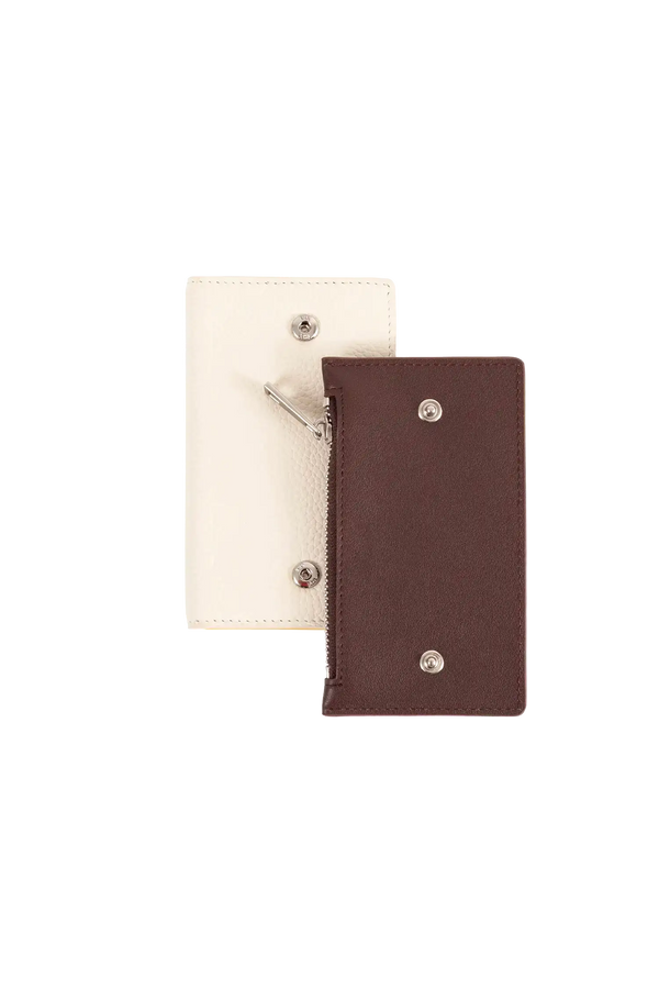 Carteira modular em couro legítimo nas cores areia e amarelo com bolso removível prático e compartimentos internos para cartões, estética minimalista e moderna, ideal para otimizar o espaço na bolsa de forma prática e estilosa.