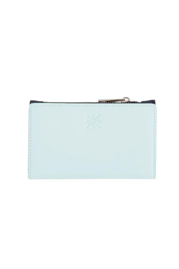 Carteira modular em couro legítimo nas cores azul claro e bege com bolso removível prático e compartimentos internos para cartões, formato ergonômico e slim que cabe no bolso ou na bolsa sem criar volumes desnecessários.