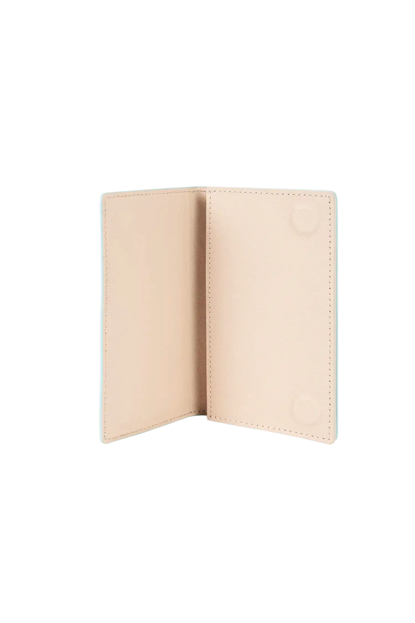 Carteira modular em couro legítimo nas cores azul claro e bege com bolso removível prático e compartimentos internos para cartões, acessório indispensável que combina segurança, alta durabilidade e bom gosto em um perfil executivo atemporal.