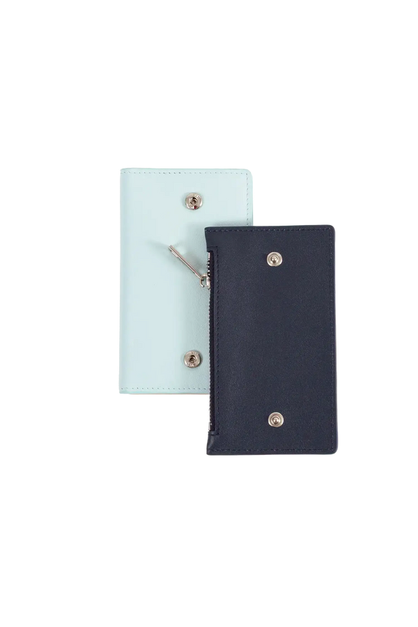 Carteira modular em couro legítimo nas cores azul claro e bege com bolso removível prático e compartimentos internos para cartões, sinônimo de praticidade e elegância refinada para acompanhar sua rotina profissional e pessoal com estilo.