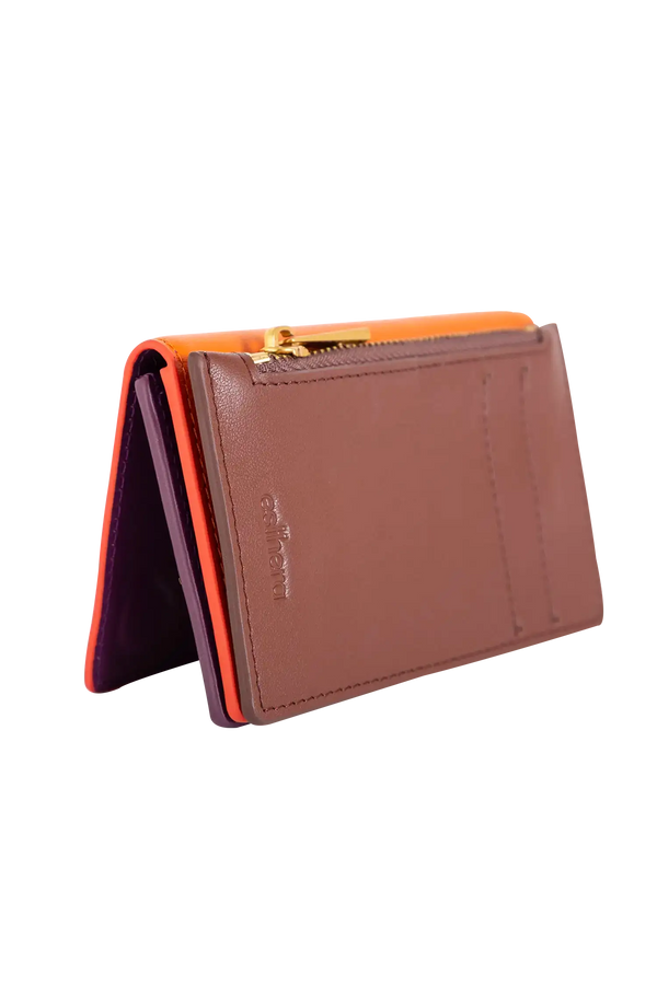 Carteira modular em couro legítimo nas cores laranja e roxo com bolso removível prático e compartimentos internos para cartões, sinônimo de praticidade e elegância refinada para acompanhar sua rotina profissional e pessoal com estilo.