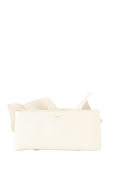 Bolsa em couro legítimo na cor areia com fechamento por zíper e alça de ombro confortável, design sofisticado e funcional ideal para o dia a dia.