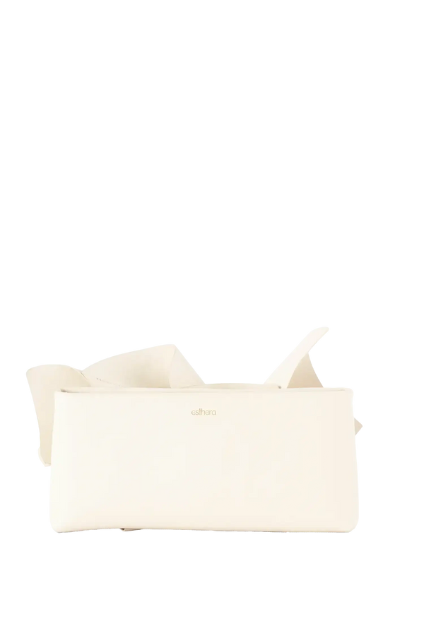 Bolsa em couro legítimo na cor areia com fechamento por zíper e alça de ombro confortável, design sofisticado e funcional ideal para o dia a dia.