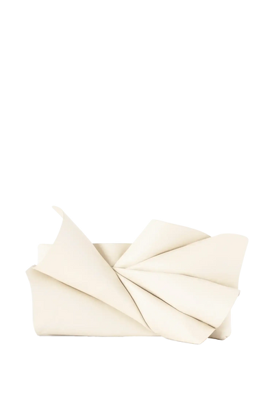 Bolsa em couro legítimo na cor areia com fechamento por zíper e alça de ombro confortável, design sofisticado e funcional ideal para o dia a dia.