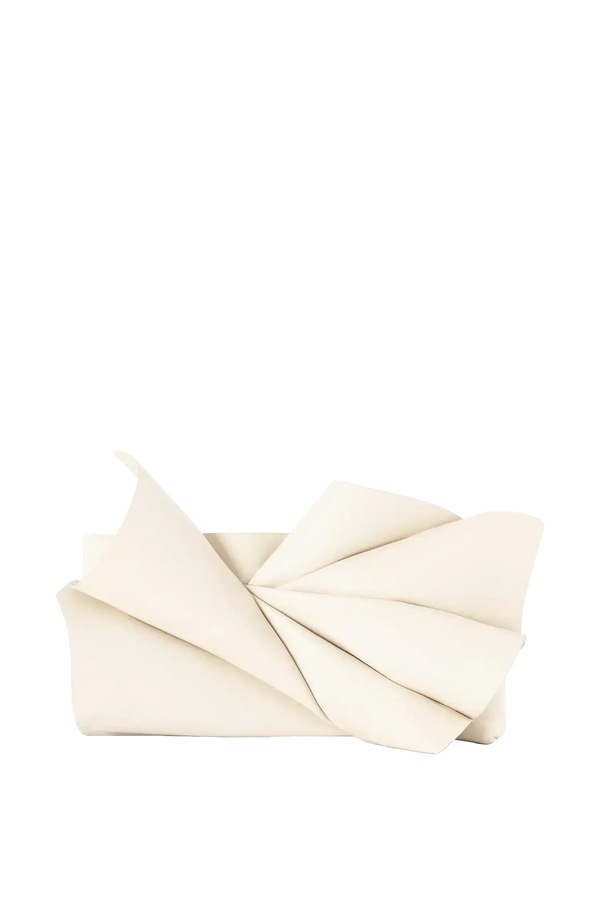 Bolsa em couro legítimo na cor areia com fechamento por zíper e alça de ombro confortável, design sofisticado e funcional ideal para o dia a dia.