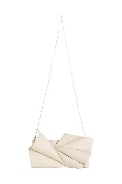 Bolsa em couro legítimo na cor areia com fechamento por zíper e alça de ombro confortável, design sofisticado e funcional ideal para o dia a dia.