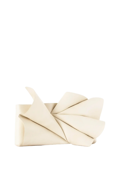 Bolsa em couro legítimo na cor areia com fechamento por zíper e alça de ombro confortável, design sofisticado e funcional ideal para o dia a dia.