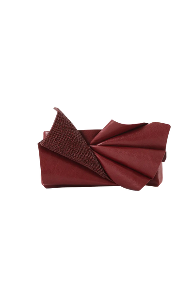 Bolsa em couro legítimo na cor burgundy com fechamento por zíper e alça de ombro confortável, design sofisticado e funcional ideal para o dia a dia.