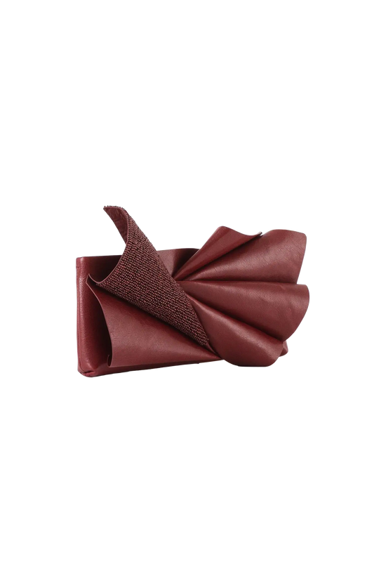 Bolsa em couro legítimo na cor burgundy com fechamento por zíper e alça de ombro confortável, design sofisticado e funcional ideal para o dia a dia.