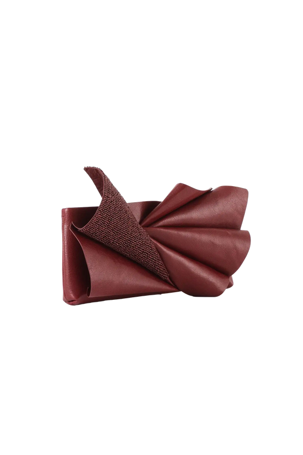 Bolsa em couro legítimo na cor burgundy com fechamento por zíper e alça de ombro confortável, design sofisticado e funcional ideal para o dia a dia.