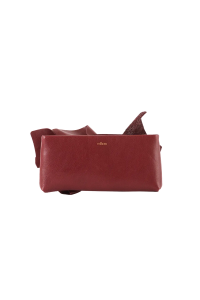 Bolsa em couro legítimo na cor burgundy com fechamento por zíper e alça de ombro confortável, design sofisticado e funcional ideal para o dia a dia.