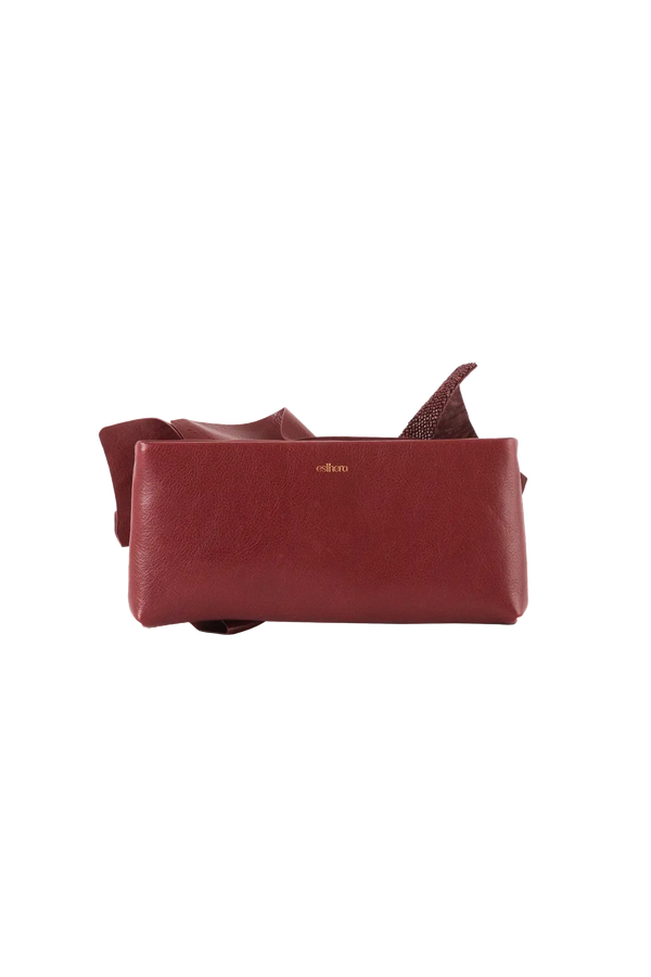 Bolsa em couro legítimo na cor burgundy com fechamento por zíper e alça de ombro confortável, design sofisticado e funcional ideal para o dia a dia.