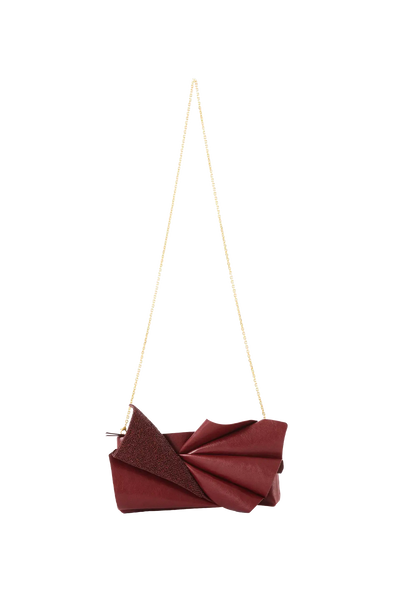 Bolsa em couro legítimo na cor burgundy com fechamento por zíper e alça de ombro confortável, design sofisticado e funcional ideal para o dia a dia.