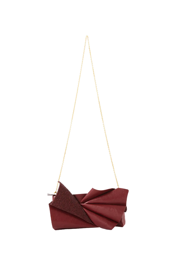 Bolsa em couro legítimo na cor burgundy com fechamento por zíper e alça de ombro confortável, design sofisticado e funcional ideal para o dia a dia.