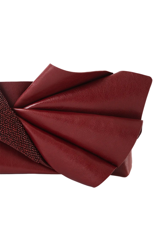Bolsa em couro legítimo na cor burgundy com fechamento por zíper e alça de ombro confortável, design sofisticado e funcional ideal para o dia a dia.