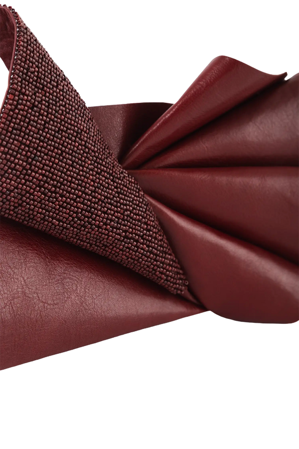 Bolsa em couro legítimo na cor burgundy com fechamento por zíper e alça de ombro confortável, design sofisticado e funcional ideal para o dia a dia.