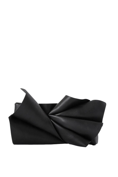 Bolsa em couro legítimo na cor preta com fechamento por zíper e alça de ombro confortável, design sofisticado e funcional ideal para o dia a dia.