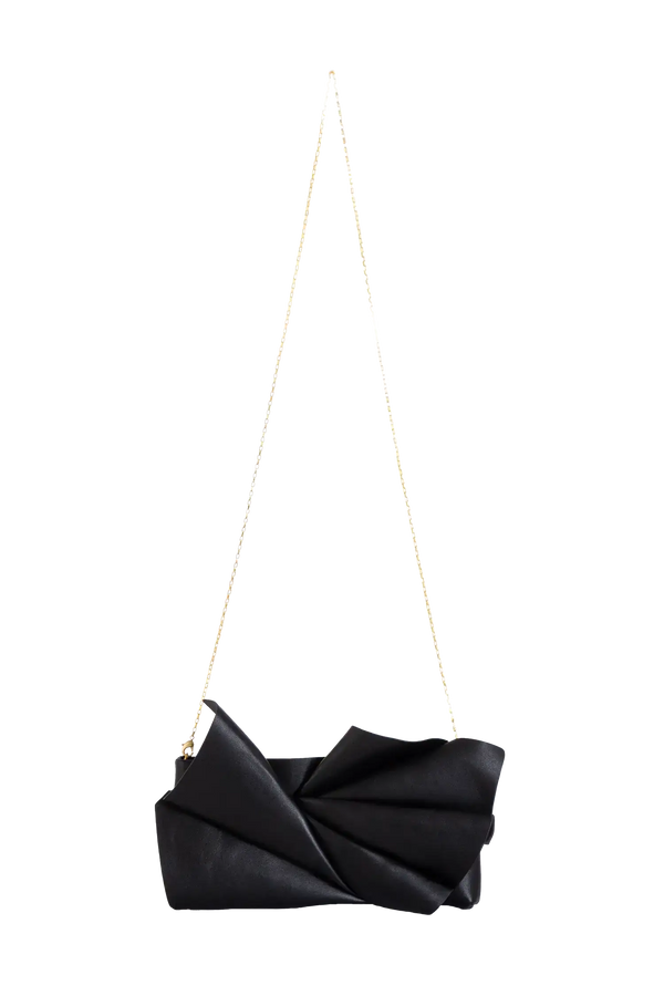 Bolsa em couro legítimo na cor preta com fechamento por zíper e alça de ombro confortável, design sofisticado e funcional ideal para o dia a dia.