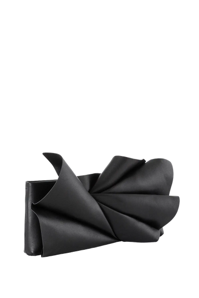 Bolsa em couro legítimo na cor preta com fechamento por zíper e alça de ombro confortável, design sofisticado e funcional ideal para o dia a dia.
