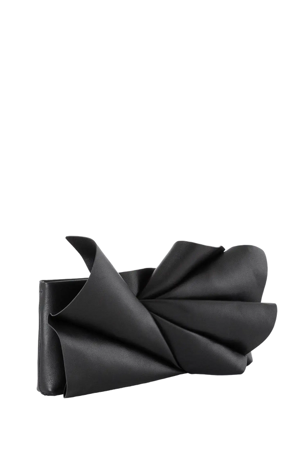 Bolsa em couro legítimo na cor preta com fechamento por zíper e alça de ombro confortável, design sofisticado e funcional ideal para o dia a dia.