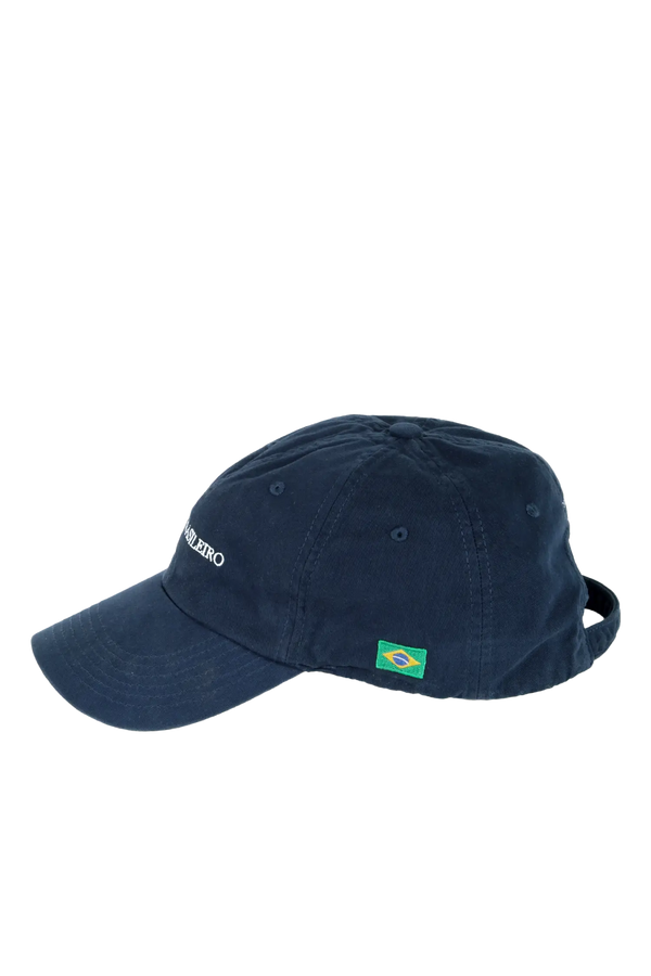 Boné casual em algodão 100% na cor azul-marinho com aba reta e bordado frontal temático 'Molho Brasileiro', estética urbana com acabamento impecável, ideal para complementar produções descontraídas com sofisticação.