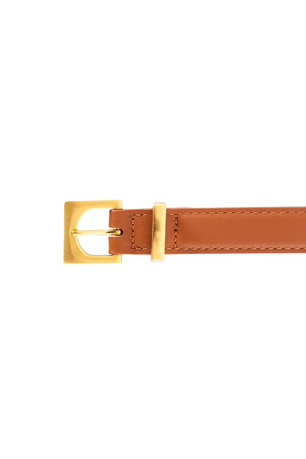 Cinto de couro de 20mm na cor marrom com fivela dourada em formato geométrico e estrutura interna acolchoada com enchimento, modelo versátil e elegante que combina praticidade com o refinamento do design de alta qualidade.