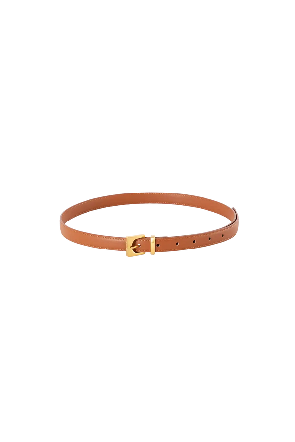 Cinto de couro de 20mm na cor marrom com fivela dourada em formato geométrico e estrutura interna acolchoada com enchimento, visual clean e sofisticado que valoriza a silhueta, perfeito tanto para alfaiataria quanto para looks casuais.