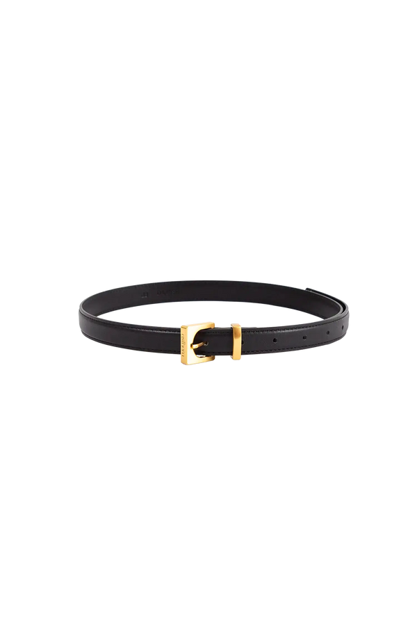 Cinto de couro de 20mm na cor preto com fivela dourada em formato geométrico e estrutura interna acolchoada com enchimento, modelo versátil e elegante que combina praticidade com o refinamento do design de alta qualidade.