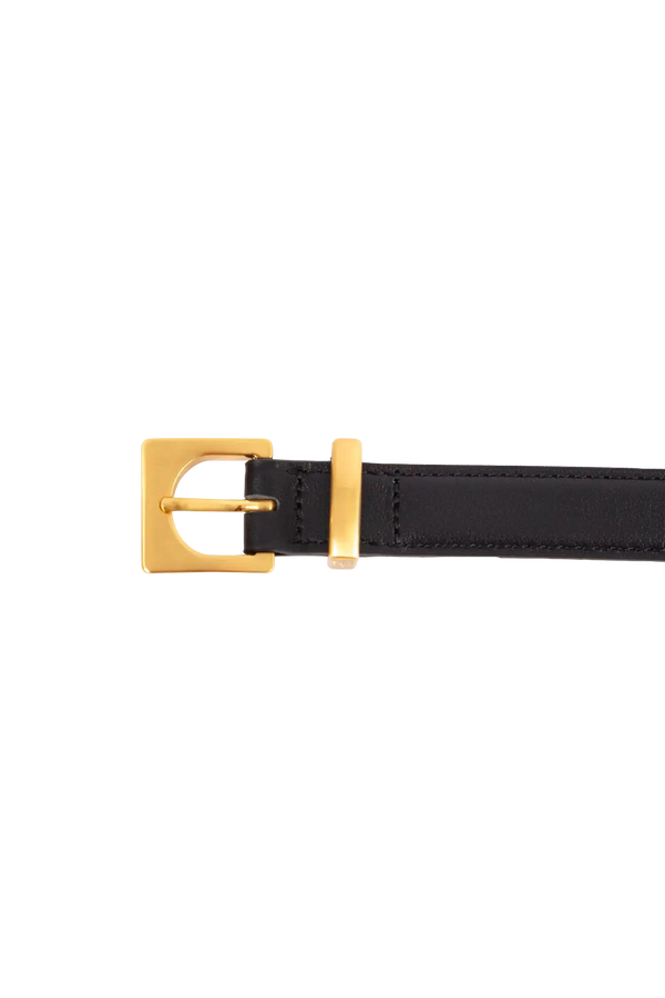 Cinto de couro de 20mm na cor preto com fivela dourada em formato geométrico e estrutura interna acolchoada com enchimento, visual clean e sofisticado que valoriza a silhueta, perfeito tanto para alfaiataria quanto para looks casuais.